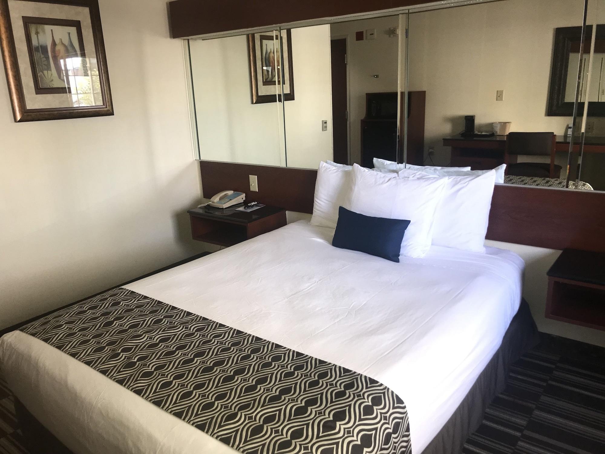Microtel Inn & Suites By Wyndham Indianapolis Airport Buitenkant foto