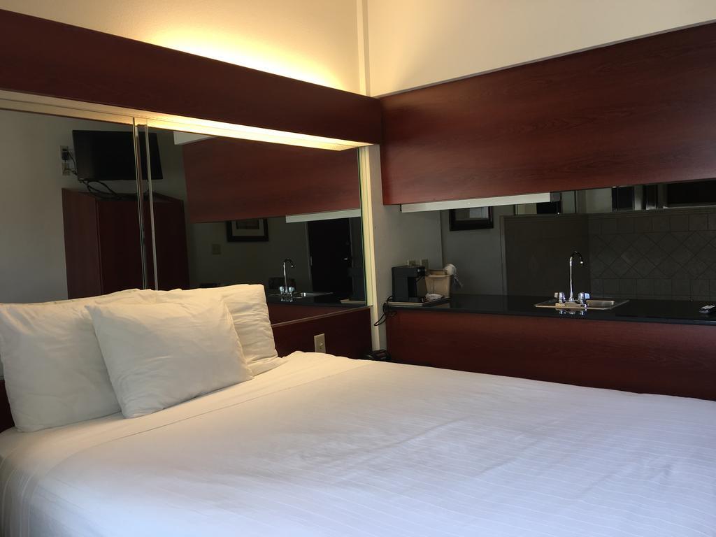 Microtel Inn & Suites By Wyndham Indianapolis Airport Buitenkant foto