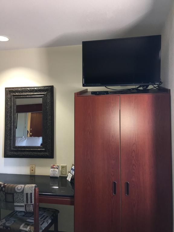 Microtel Inn & Suites By Wyndham Indianapolis Airport Buitenkant foto