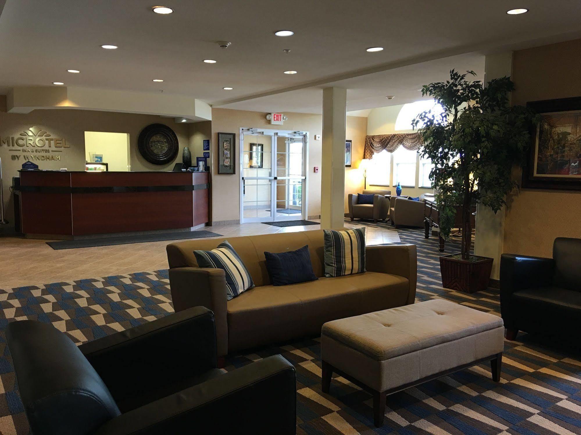 Microtel Inn & Suites By Wyndham Indianapolis Airport Buitenkant foto